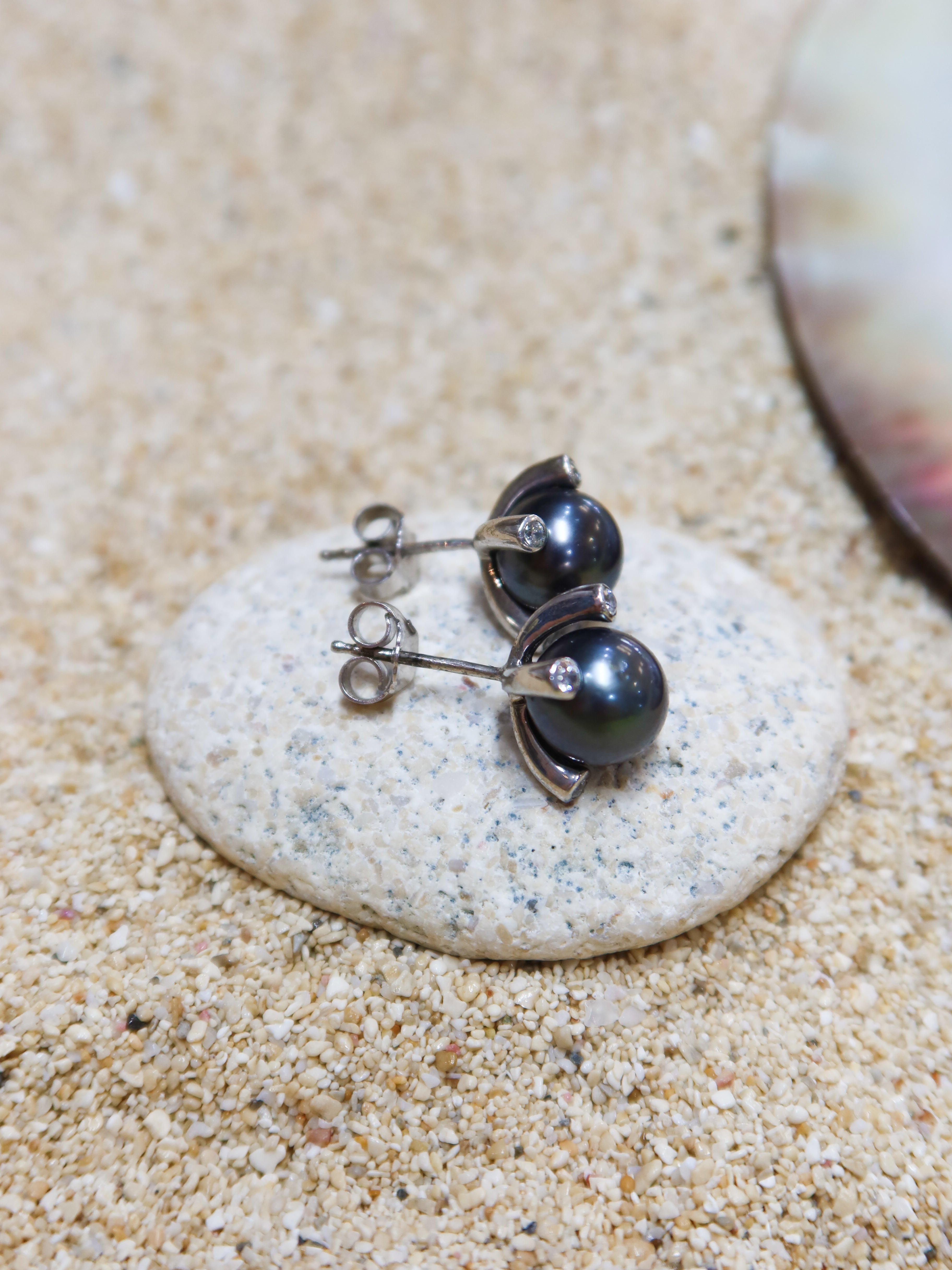 THE FOUR GLEAMS OF A PEARL EARRING
